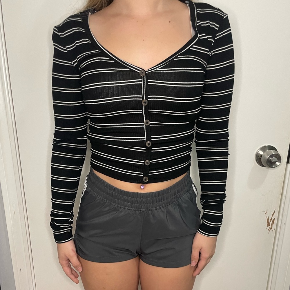 Long sleeve button crop top